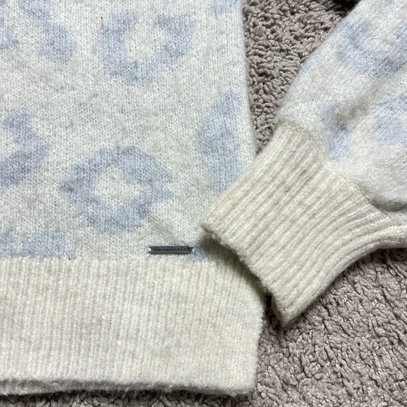 Abercrombie‎ & Fitch Snow Leopard Animal Print Cozy Yarn Sweater XS - Picture 3 of 7